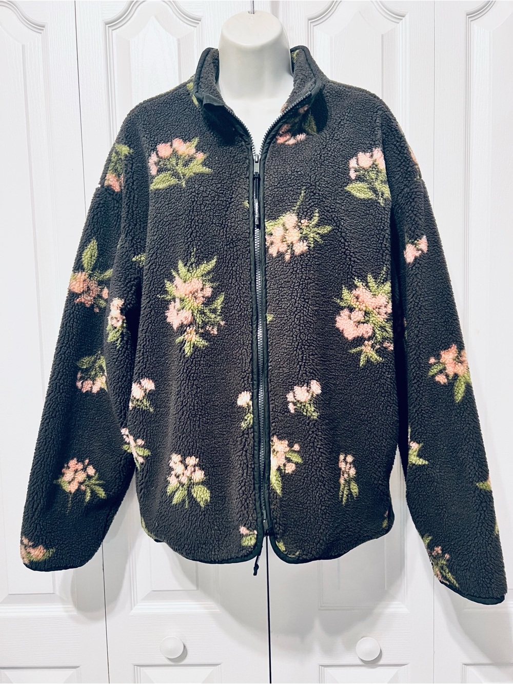 Woolrich Women's Charcoal Teddy Jacket/Pink Floral Print-Medium-Full Zip Up-Sher